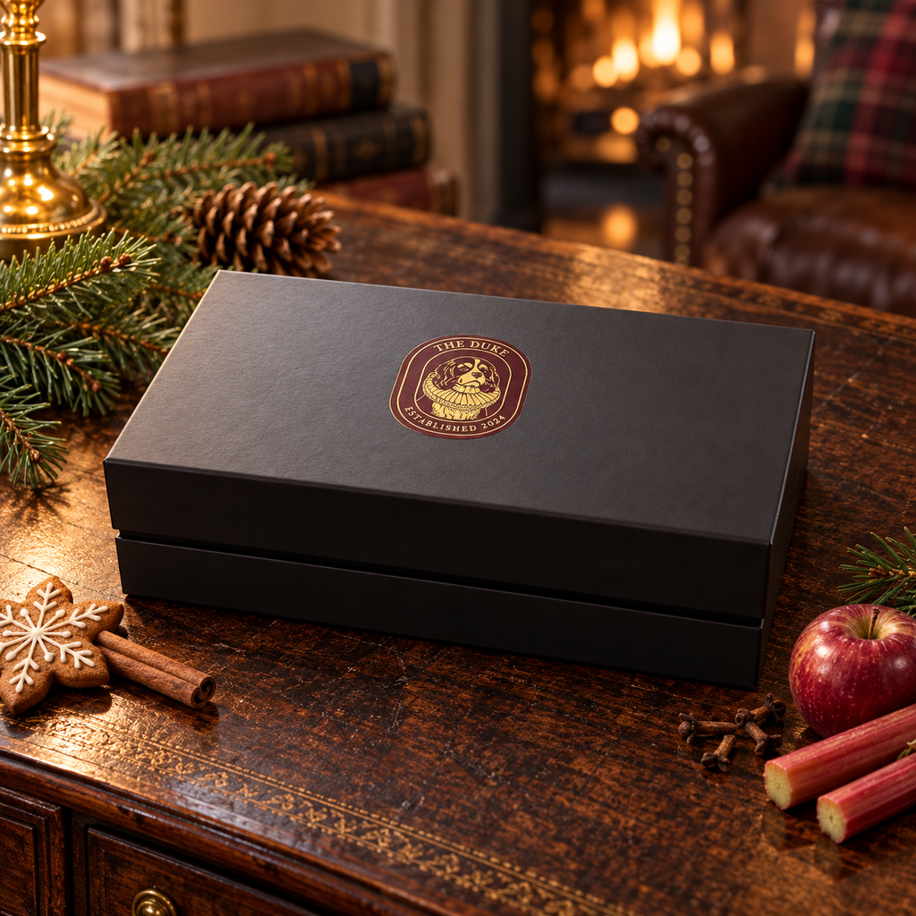 Gesloten zwarte The Duke Christmas Giftbox in een warme Engelse setting
