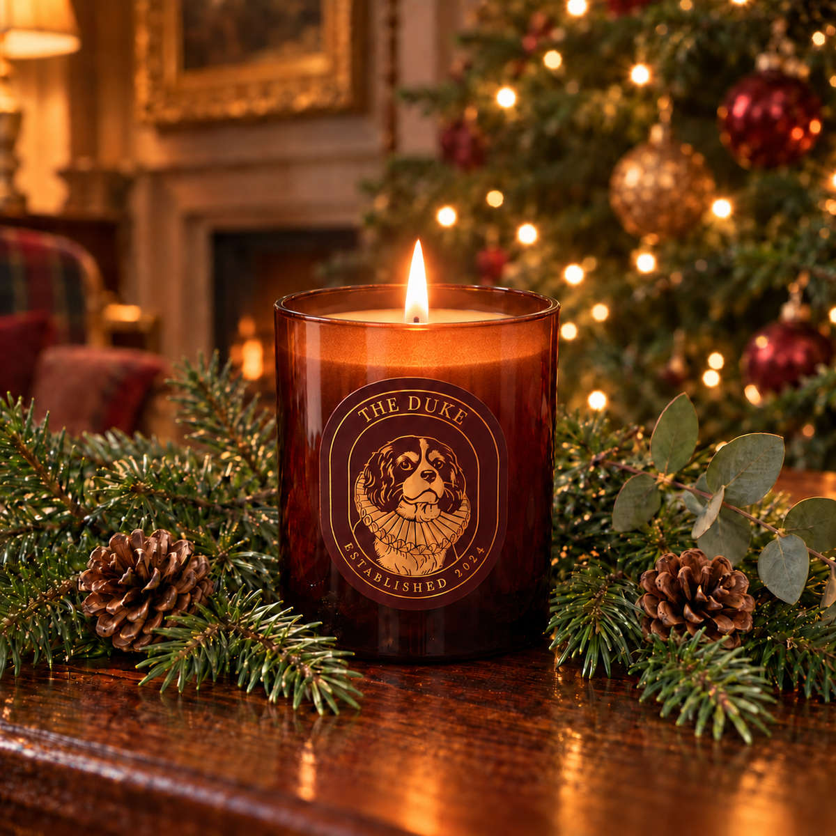 The Duke Christmas Tree handgegoten geurkaars met dennentakken en dennenappels