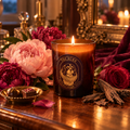 The Duke Velvet Romance handgegoten geurkaars met pioenroos, roos, oudhout en praline